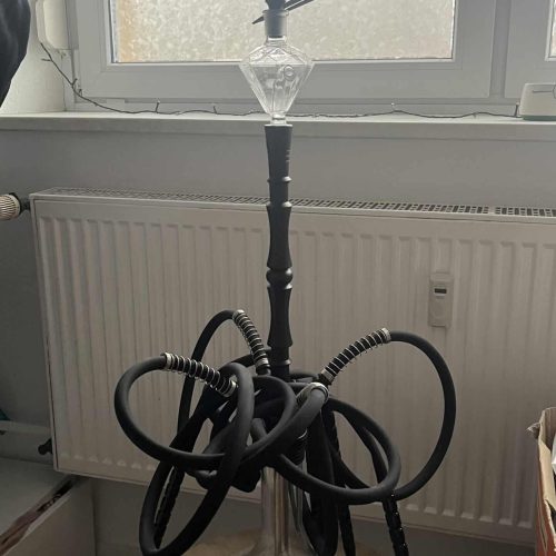 Rauchpfeife auf einer Glas- und Metallbasis, mit mehreren Schläuchen zum Rauchen.