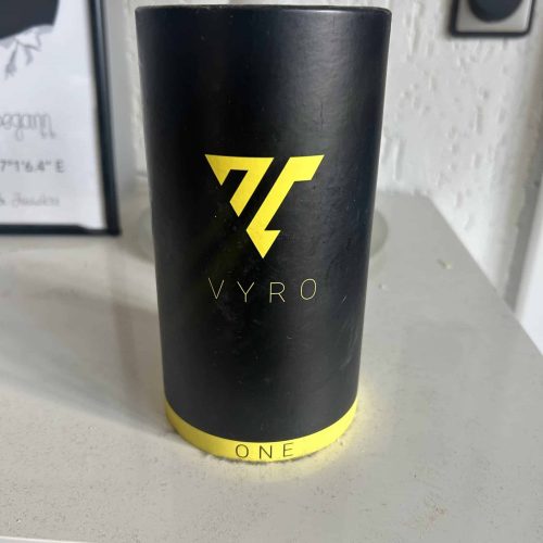 Vyro One Shisha Tabakdose, schwarzes Design, hochwertiges Material, stilvoll und modern.