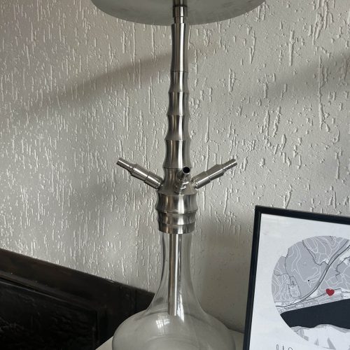 Stilvolle Wasserpfeife mit Glasbasis und Metallrohr, ideal für Shisha-Liebhaber.