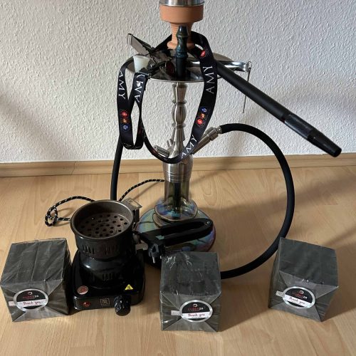 Shisha mit Rauchsäule, Schlauch und Kohlebehälter.
