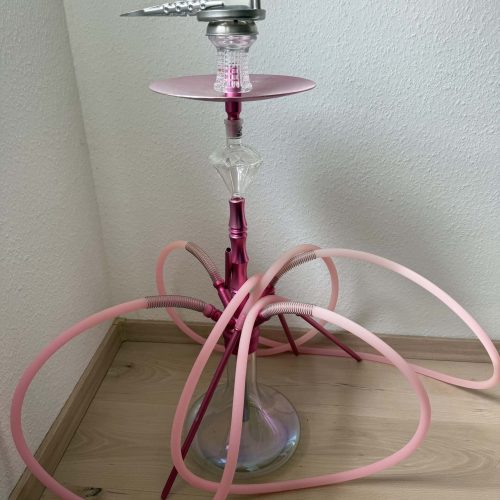 Rosa Wasserpfeife mit Glasbasis, Metallaufsatz und flexiblem Schlauch, ideal für Shisha-Liebhaber.