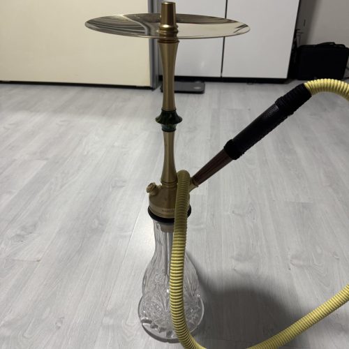 Rauch-Hookah mit Glasbasis, Metallaufsatz und gelber Schlauch, ideal für Shisha-Liebhaber.