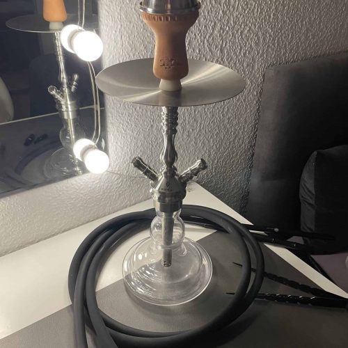 Hochwertige Shisha mit Glasbasis, Metall und Silikonschlauch.