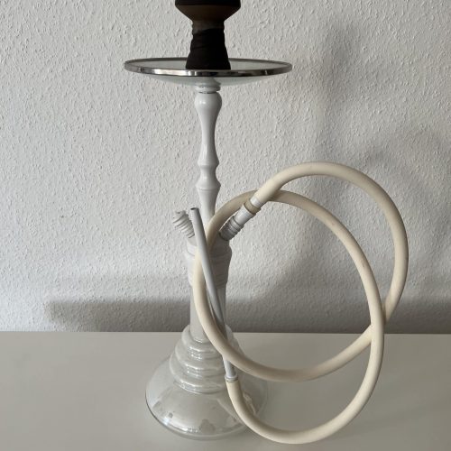 Rauchsäule mit Schlauch und Ablage, ideal für Shisha-Genuss, in weißer Farbe, auf weißem Tisch vor n.