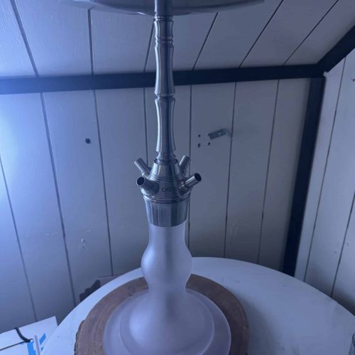 Aluminium Shisha-Kopf mit Metalldichtung auf Holzunterlage.