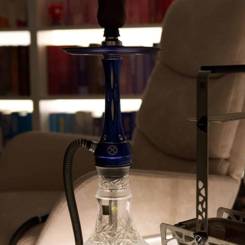 Shisha-Kopf mit blauer Glasbowl auf Tisch in Raum.