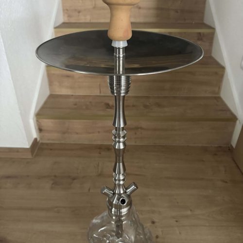 Moderne Shisha mit Glasbasis, Metallaufsatz und Holzknauf.