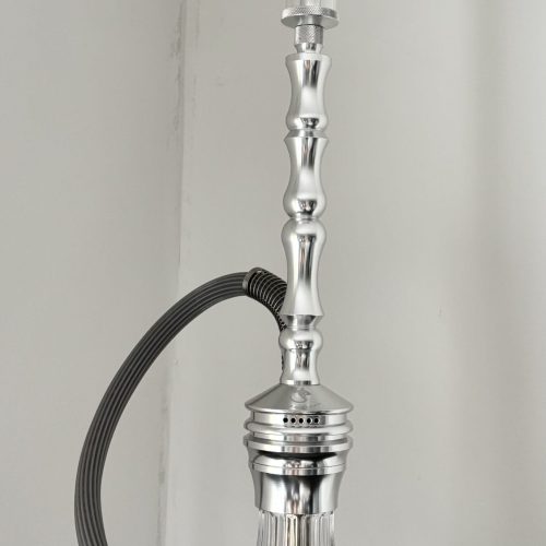 Shisha mit silbernem Kopf und flexiblem Schlauch, ideal für Raucher.