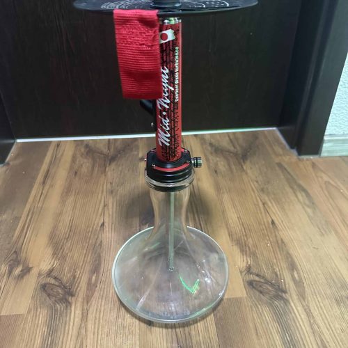 Rauchpfeife mit Glasbasis und Zubehör, ideal für Shisha-Liebhaber.