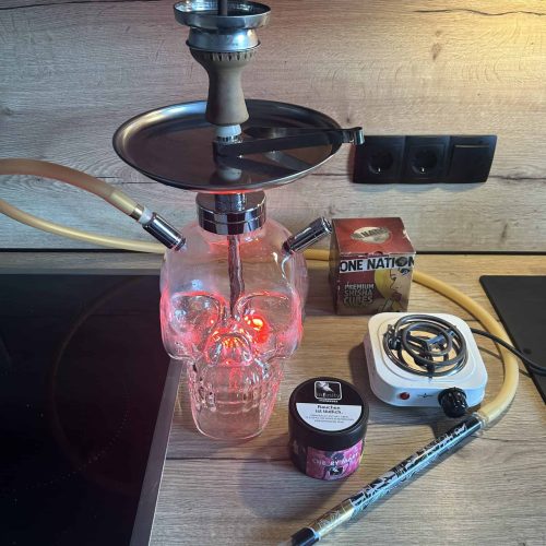 Dekorative Shisha mit Skull-Design, inklusive Tabak, Schlauch und Kohle. Perfekt für gemütliche Aben.