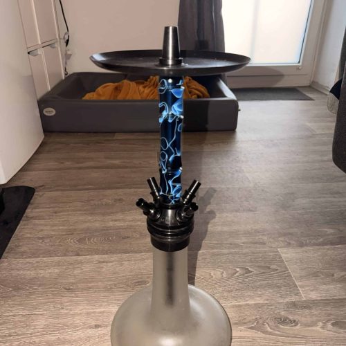 Shisha mit blauer Dekoration und Glasbasis, ideal für Raucher und Sammler.