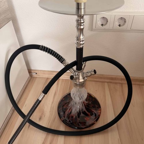 Hochwertige Shisha mit Glasbasis und Metallaufsatz, ideal für Genuss und Entspannung.
