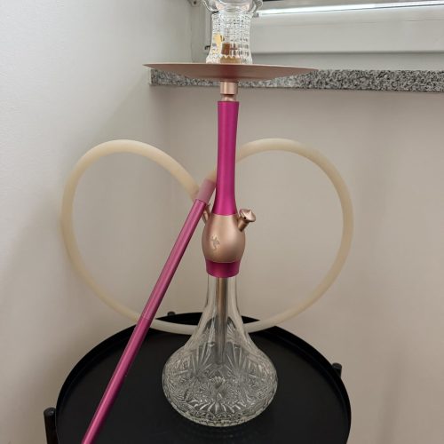 Dekorative Shisha mit Glasbowl und Silikonschläuchen.
