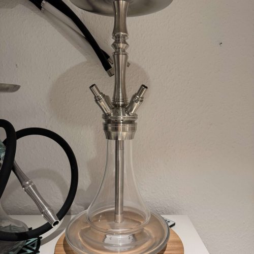 Rauch-Hookah mit Glasbowl, Metallstücken und Holzsockel, ideal für Shisha-Liebhaber.