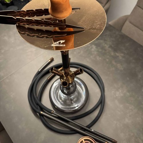 Moderne Shisha mit Glasbowl, Metallstücken und Schlauch.
