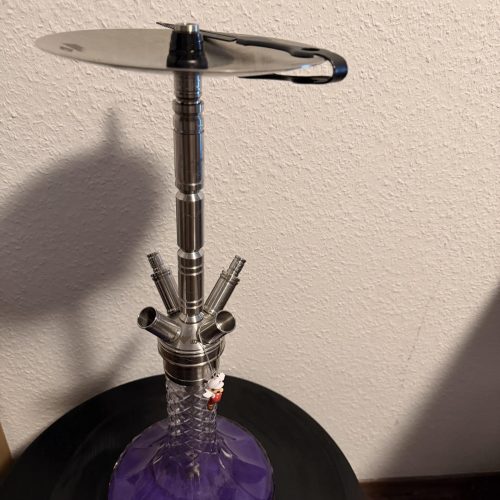 Rauchsäule mit Glasaufsatz, ideal für Shisha-Liebhaber, in modernem Design.