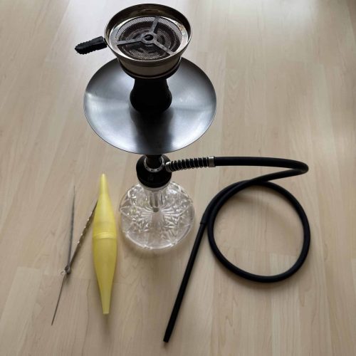 Shisha mit Glasbowl, Schlauch und Reinigungszubehör.