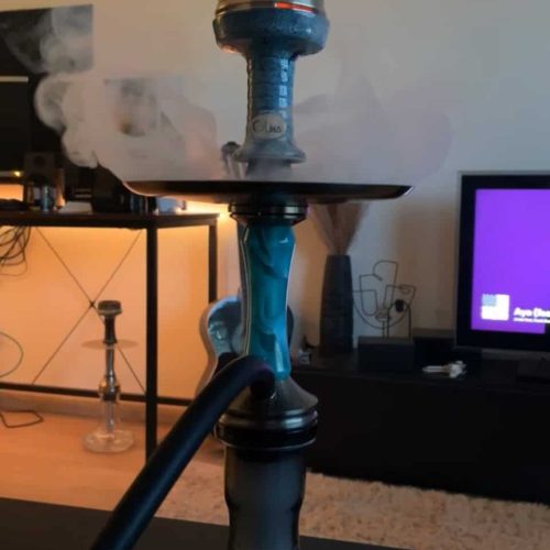 Shisha mit Rauchentwicklung in Wohnzimmer-Atmosphäre.