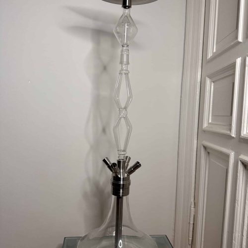Dekorativer Shisha-Haken aus Glas und Metall, ideal für Raucher-Accessoires.