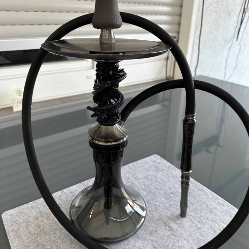 Schwarze Shisha mit Glasbowl und Silikonschlauch.