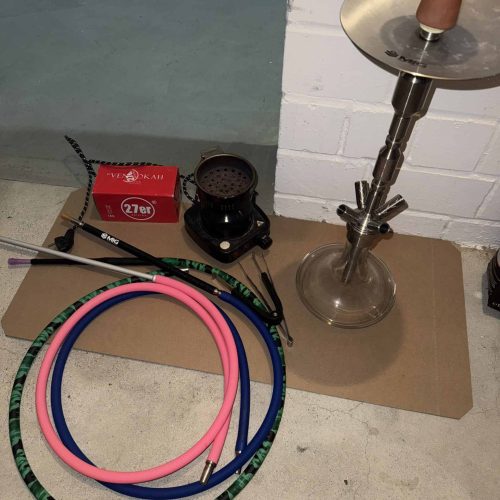 Shisha-Rauchsäule mit verschiedenen Schläuchen und Zubehör.
