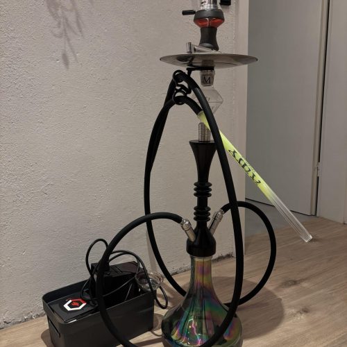 Shisha mit buntem Glasboden und Zubehör auf dem Boden.