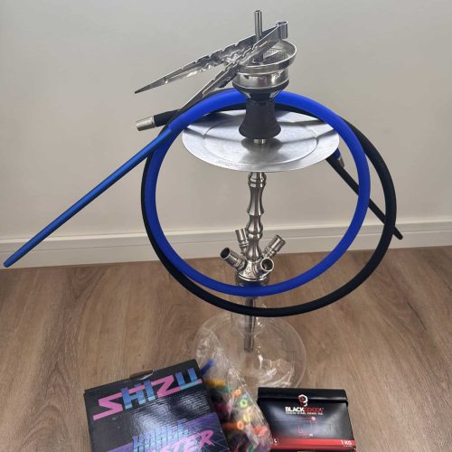 Shisha mit Glasgefäß, Metallaufsatz und Zubehör im Set.
