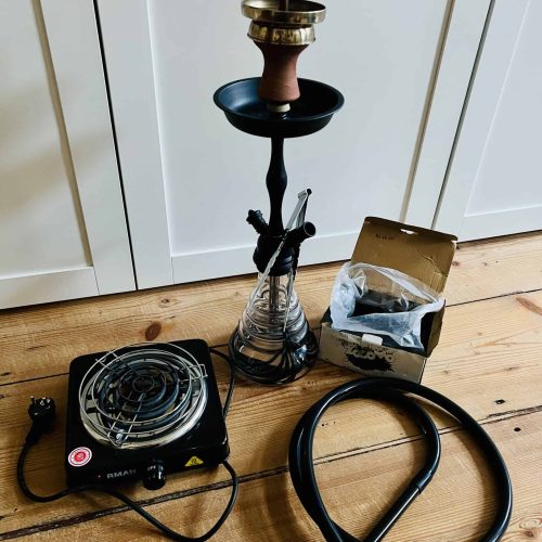 Rauchsäule mit Keramikbowl, Heizgerät und Schlauch, ideal für Shisha-Liebhaber.