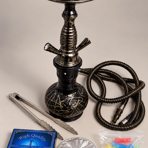 Verschiedene Shisha Teile inklusive Glasbowl, Schlauch und Zubehör.