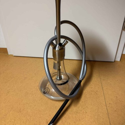 Rauch-Hookah mit Glasaufsatz, Schlauch und Metallständer, ideal für Shisha-Liebhaber.