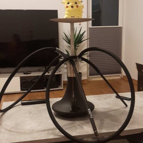 Wasserpfeife mit Pikachu-Dekor und großen Rädern, ideal für Shisha-Liebhaber.