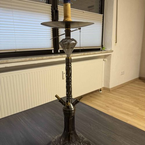 Rauchsäule mit Shisha-Design, auf Tisch in Innenraum.