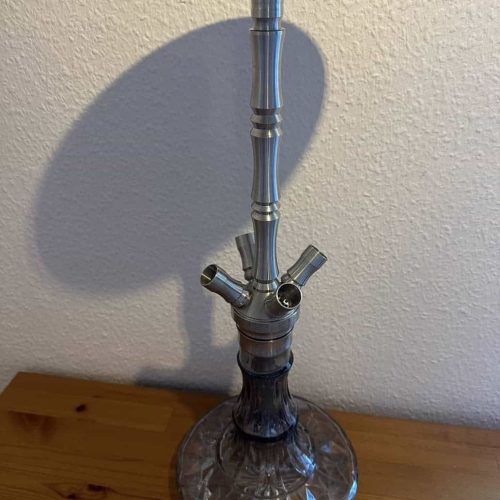 Elegante Shisha mit Metall und Glas, ideal für Raucherlebnisse.