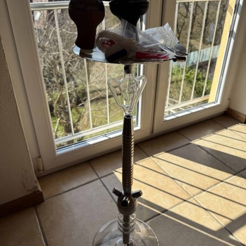 Shisha mit Glasbase, Tabak und Kohle, ideal für Raucher.