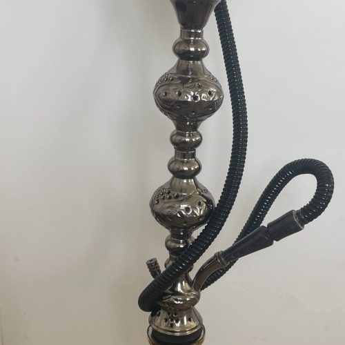 Shisha mit silbernem, kunstvollem Design und Schlauch.