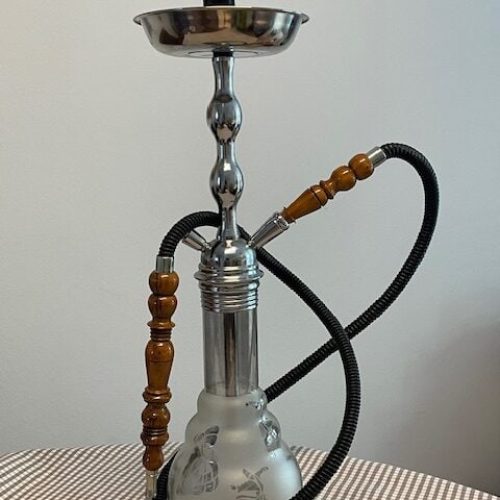 Rauch-Hookah aus Metall mit Holzgriffen und Silikonschlauch, ideal für Shisha-Liebhaber.