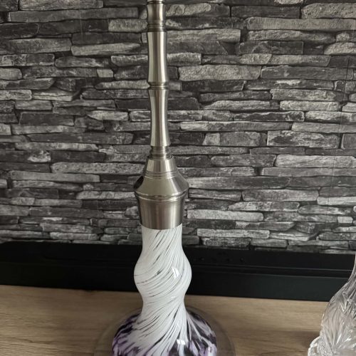 Eleganter Kerzenhalter aus Metall mit Marmor-Optik, ideal für Dekorationen und Events.