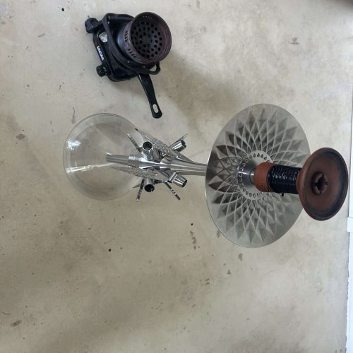 Shisha mit Glasaufsatz, Heizgerät und Zubehör für Wasserpfeifen.