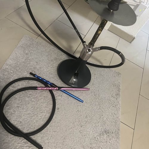 Wasserpfeife mit Schlauch und Zubehör, gebrauchte Shisha für den Verkauf.