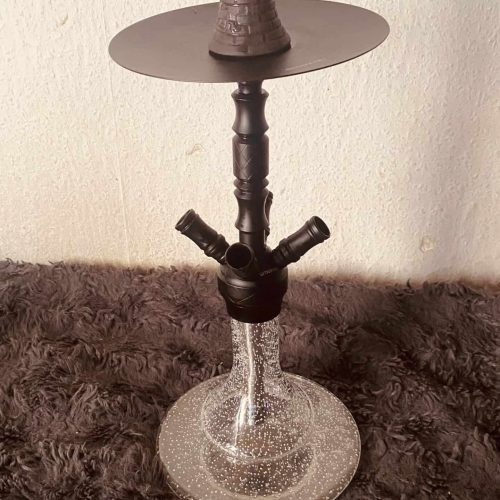Shisha mit Glasbowl und Metallhals, auf Teppichboden.