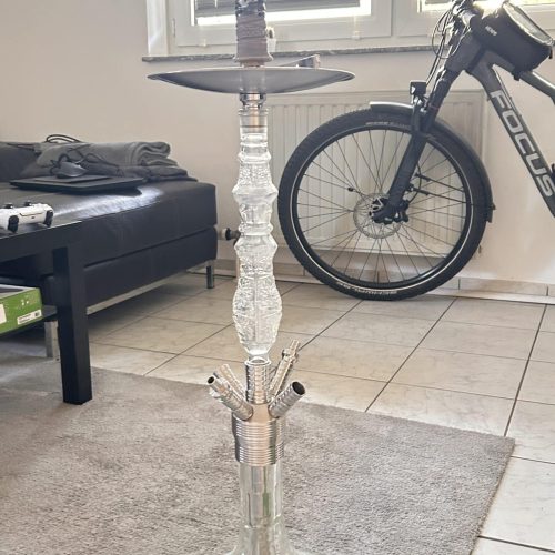 Große Glasbowl für Shisha, auf einem Stand in einem Wohnzimmer.