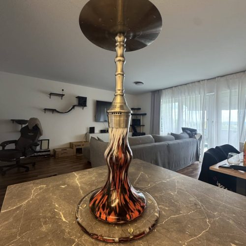Eleganter Kerzenhalter mit Flammenmuster, modernem Design.