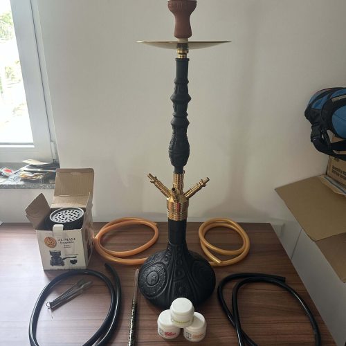 Shisha mit Glasbowl, Schläuchen und Tabak.