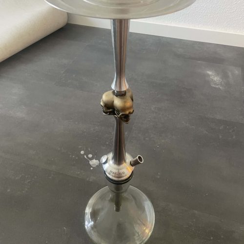 Alu Shisha mit Glasbowl und Metallstange, auf Boden stehend.