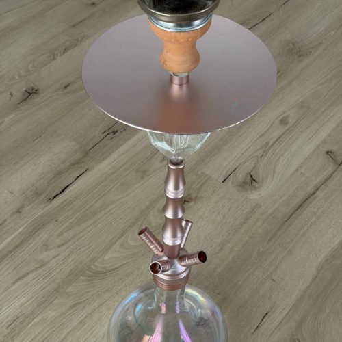 Moderne Shisha mit Glasball, Metallplatte und Silikonschlauch.