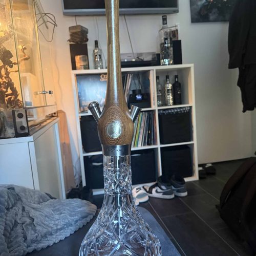 Detailaufnahme einer Shisha Glasbowl auf einem Tisch.