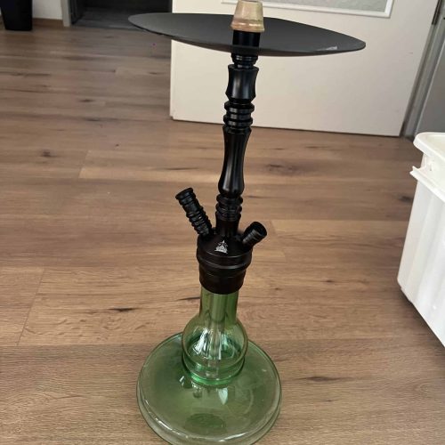 Rauch-Hookah mit Glasbasis, schwarzem Schlauch und Ablage, ideal für Shisha-Liebhaber.