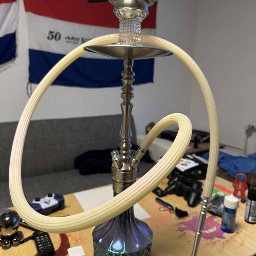 Raucherset mit Wasserpfeife, Schlauch und Zubehör für Shisha-Liebhaber.
