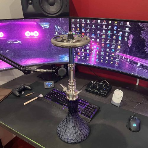 Dampfer und Shisha auf einem modernen Gaming-Setup mit zwei Monitoren.