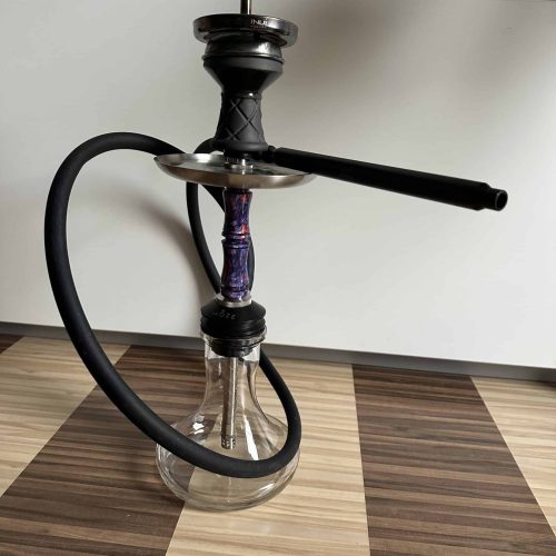 Schwarze Shisha mit Glasbowl und Silikonschlauch.
